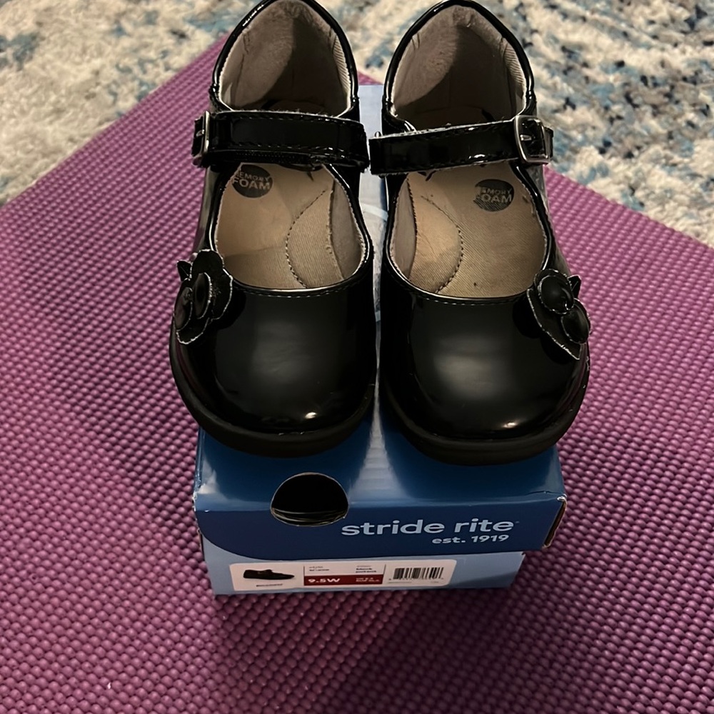 Girls black patent leather dress shoe